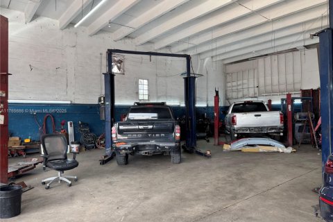 Commercial property in Opa-locka, Florida № 1985424 - photo 10