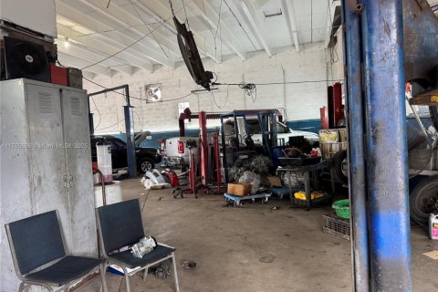 Commercial property in Opa-locka, Florida № 1985424 - photo 9