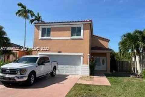 Снять в аренду коммерческую недвижимость в Майами, Флорида 1 спальня, 147.99м2, № 2053196 - фото 2