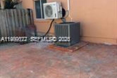 Снять в аренду коммерческую недвижимость в Майами, Флорида 1 спальня, 147.99м2, № 2053196 - фото 3