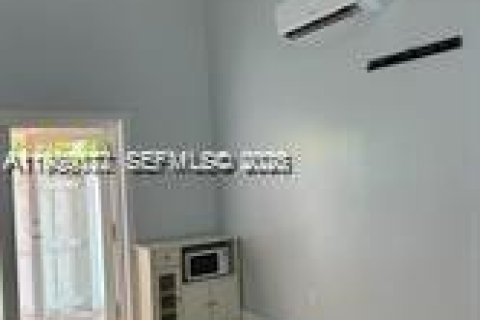 Снять в аренду коммерческую недвижимость в Майами, Флорида 1 спальня, 147.99м2, № 2053196 - фото 5