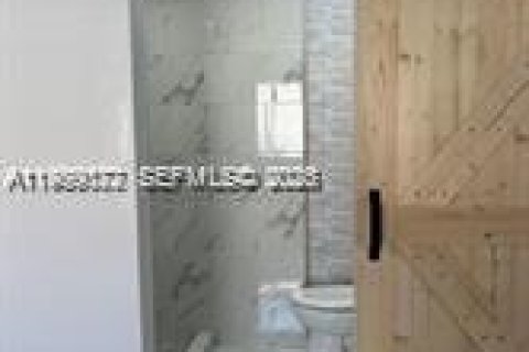 Снять в аренду коммерческую недвижимость в Майами, Флорида 1 спальня, 147.99м2, № 2053196 - фото 9