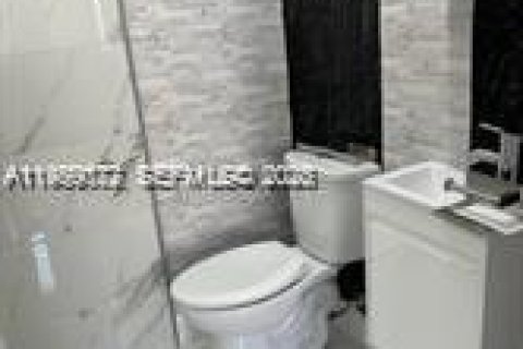 Снять в аренду коммерческую недвижимость в Майами, Флорида 1 спальня, 147.99м2, № 2053196 - фото 10