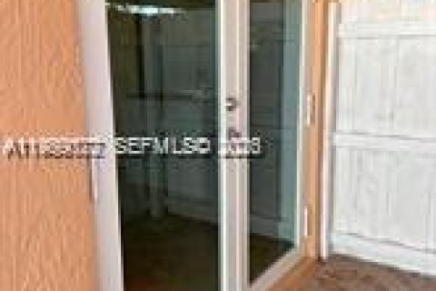 Снять в аренду коммерческую недвижимость в Майами, Флорида 1 спальня, 147.99м2, № 2053196 - фото 4