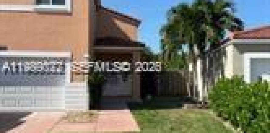 Коммерческая недвижимость в Майами, Флорида 1 спальня, 147.99м2 № 2053196