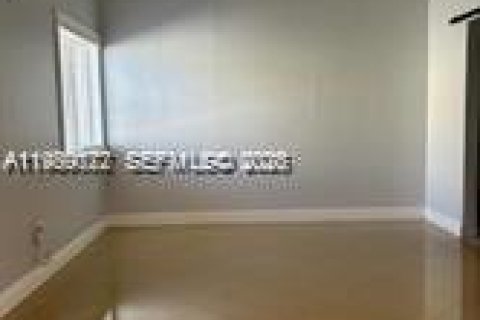 Снять в аренду коммерческую недвижимость в Майами, Флорида 1 спальня, 147.99м2, № 2053196 - фото 6