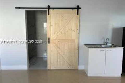 Снять в аренду коммерческую недвижимость в Майами, Флорида 1 спальня, 147.99м2, № 2053196 - фото 8