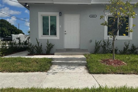 Снять в аренду виллу или дом в Майами, Флорида 3 спальни, № 2005861 - фото 2