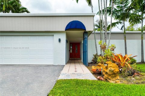 House in Miami, Florida 4 bedrooms, 143.26 sq.m. № 1965547 - photo 4