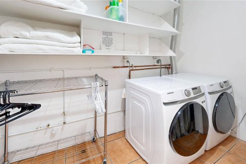 House in Miami, Florida 4 bedrooms, 143.26 sq.m. № 1965547 - photo 26