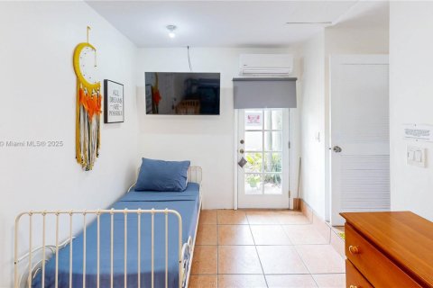 House in Miami, Florida 4 bedrooms, 143.26 sq.m. № 1965547 - photo 25