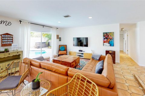 House in Miami, Florida 4 bedrooms, 143.26 sq.m. № 1965547 - photo 16