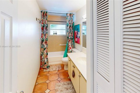 House in Miami, Florida 4 bedrooms, 143.26 sq.m. № 1965547 - photo 28