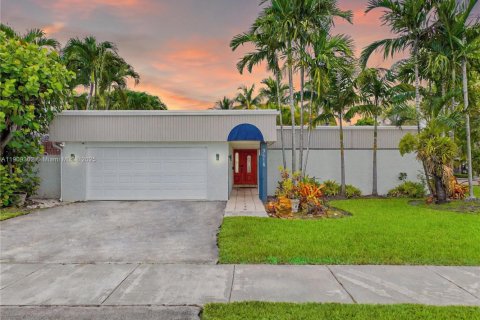 House in Miami, Florida 4 bedrooms, 143.26 sq.m. № 1965547 - photo 1