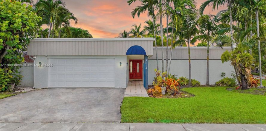 House in Miami, Florida 4 bedrooms, 143.26 sq.m. № 1965547