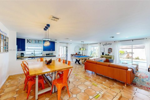 House in Miami, Florida 4 bedrooms, 143.26 sq.m. № 1965547 - photo 11