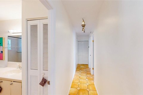 House in Miami, Florida 4 bedrooms, 143.26 sq.m. № 1965547 - photo 27