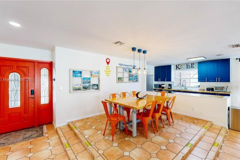 House in Miami, Florida 4 bedrooms, 143.26 sq.m. № 1965547 - photo 12
