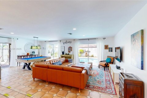 House in Miami, Florida 4 bedrooms, 143.26 sq.m. № 1965547 - photo 14