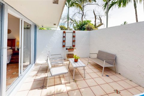 House in Miami, Florida 4 bedrooms, 143.26 sq.m. № 1965547 - photo 8