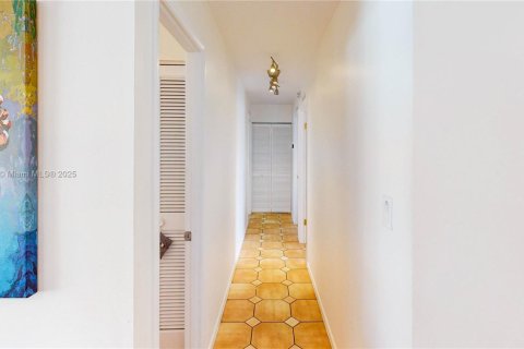 House in Miami, Florida 4 bedrooms, 143.26 sq.m. № 1965547 - photo 30