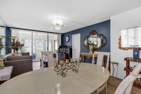 Copropriété à vendre à Tamarac, Floride: 2 chambres, 99.41 m2 № 1842422 - photo 9