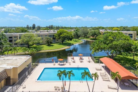 Copropriété à vendre à Tamarac, Floride: 2 chambres, 99.41 m2 № 1842422 - photo 29