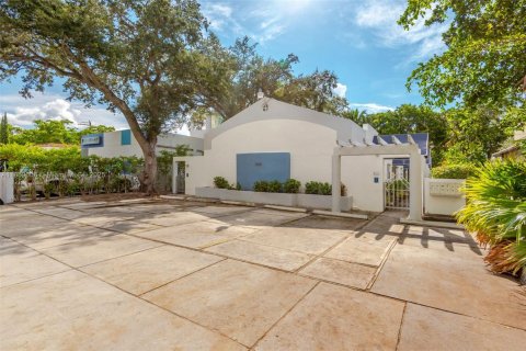 Commercial property in Miami, Florida № 1887573 - photo 1
