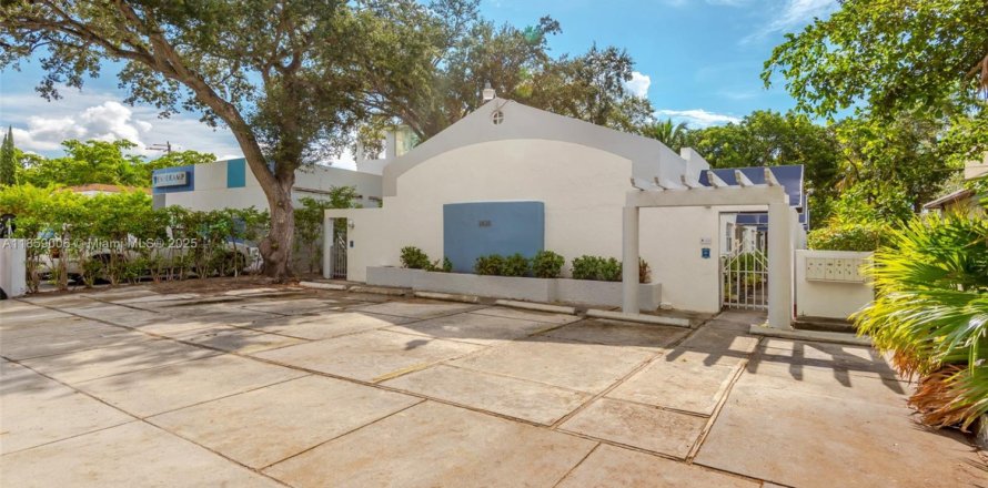 Commercial property in Miami, Florida № 1887573