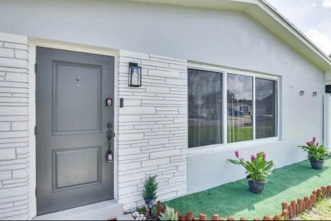 Villa ou maison à louer à Hollywood, Floride: 3 chambres, 106.28 m2 № 1208016 - photo 1