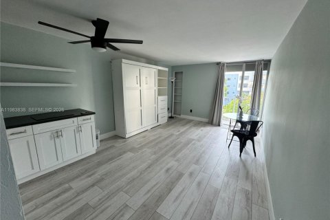 Condominio en alquiler en Miami Beach, Florida, 35.67 m2 № 2048446 - foto 2