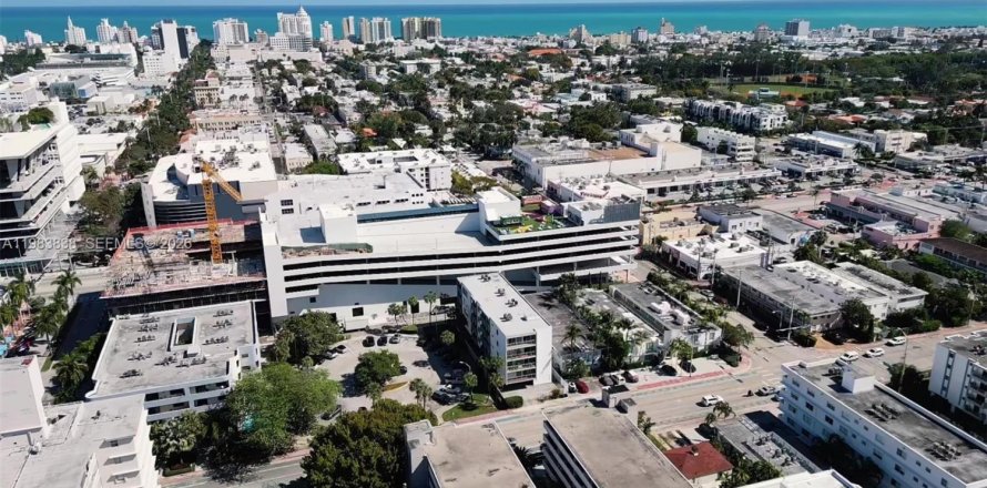 Estudio en el Condominio en Miami Beach, Florida  № 2048446