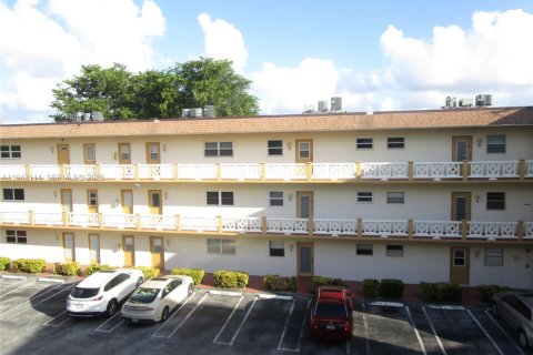 Condo in Lauderdale Lakes, Florida, 1 bedroom № 1999589 - photo 4