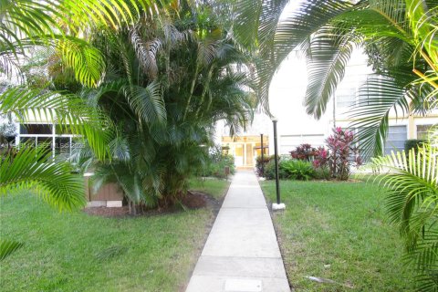 Condo in Lauderdale Lakes, Florida, 1 bedroom № 1999589 - photo 10