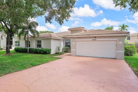 Villa ou maison à vendre à Coconut Creek, Floride: 4 chambres, 222.41 m2 № 2085749 - photo 3