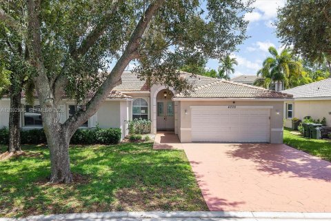 Villa ou maison à vendre à Coconut Creek, Floride: 4 chambres, 222.41 m2 № 2085749 - photo 4