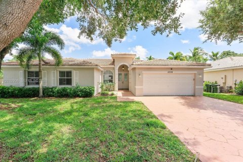 Villa ou maison à vendre à Coconut Creek, Floride: 4 chambres, 222.41 m2 № 2085749 - photo 2
