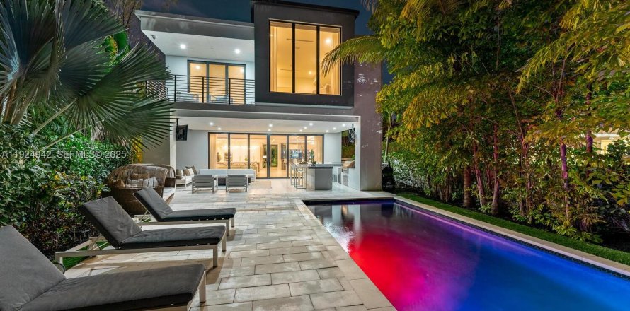 Casa en Fort Lauderdale, Florida 5 dormitorios, 562.8 m2 № 1983108