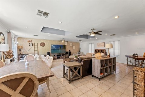 House in Tampa, Florida 4 bedrooms, 256.13 sq.m. № 1805157 - photo 15