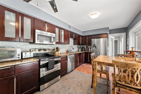 House in Tampa, Florida 4 bedrooms, 256.13 sq.m. № 1805157 - photo 11