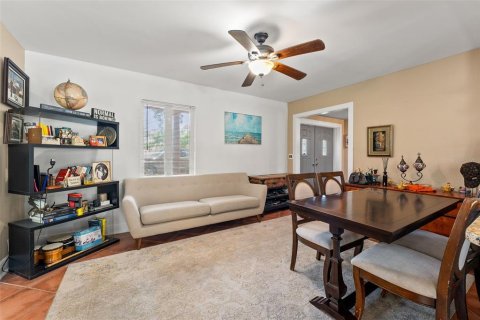 House in Tampa, Florida 4 bedrooms, 256.13 sq.m. № 1805157 - photo 7