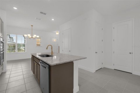 Townhouse in Windermere, Florida 3 bedrooms, 153.2 sq.m. № 2400391 - photo 12