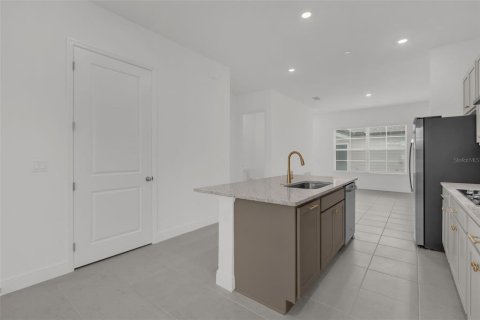 Townhouse in Windermere, Florida 3 bedrooms, 153.2 sq.m. № 2400391 - photo 16