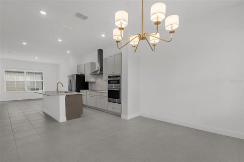 Townhouse in Windermere, Florida 3 bedrooms, 153.2 sq.m. № 2400391 - photo 5