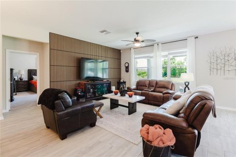 House in Spring Hill, Florida 4 bedrooms, 214.88 sq.m. № 2110423 - photo 11