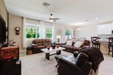 House in Spring Hill, Florida 4 bedrooms, 214.88 sq.m. № 2110423 - photo 12
