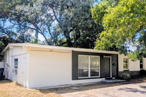 House in Orlando, Florida 4 bedrooms, 124.86 sq.m. № 2201384
