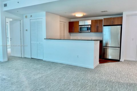 Condo in Miami, Florida, 2 bedrooms  № 1955887 - photo 3