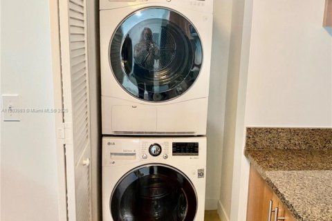 Condo in Miami, Florida, 2 bedrooms  № 1955887 - photo 16