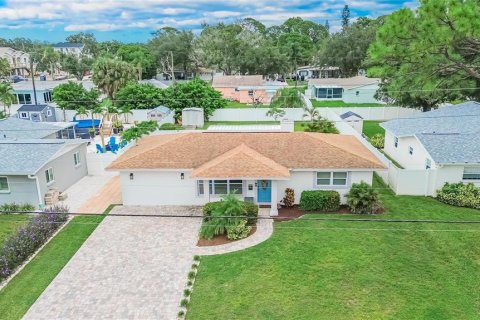 House in Saint Petersburg, Florida 3 bedrooms, 147.71 sq.m. № 2396223 - photo 3